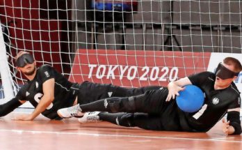 Oliver Hörauf (links) und Michael Dennis (rechts) verteidigen einen Ball bei den Paralympics in Tokyo. Fofo: Joachim Sielski/DBS