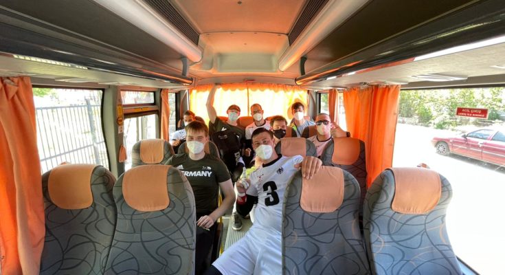 Die Deutschen Spieler sitzen nach einem gewonnenen Spiel im Shuttle-Bus